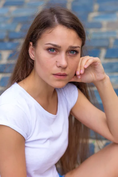 Portrait d'une belle fille en plein air en été — Photo