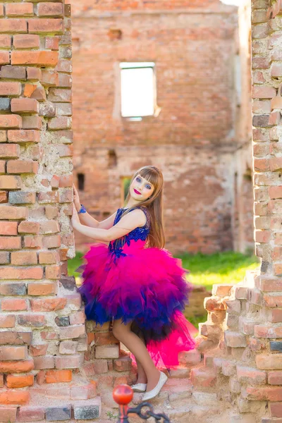 Модная фотография красивой девушки на фоне кирпичной руины — стоковое фото