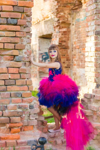 Mode-Foto eines schönen Mädchens auf einem Hintergrund aus Backstein Ruine — Stockfoto