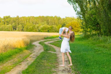 Bir çocukla bir çayırda dinlenme hamile anne.