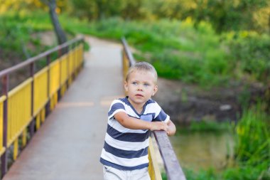 Mavi gözlü güzel çocuk