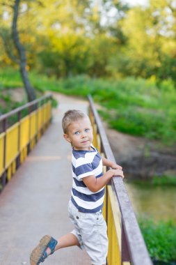 Mavi gözlü güzel çocuk