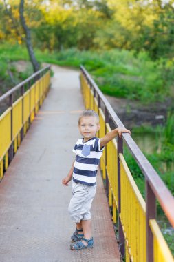 Mavi gözlü güzel çocuk