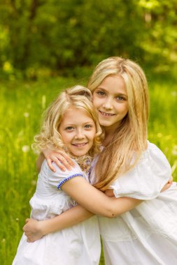 İki genç kız rahatlatıcı yaz aylarında niteliğine