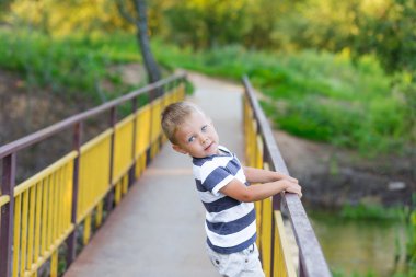 Mavi gözlü güzel çocuk