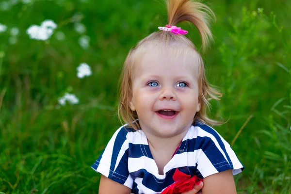 Kleines Mädchen mit blauen Augen im Sommer draußen — Stockfoto