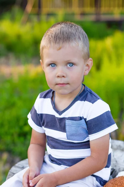 Kleine jongen met blauwe ogen — Stockfoto