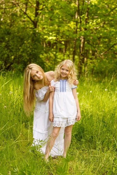 Δύο νεαρά κορίτσια χαλαρωτική φύση το καλοκαίρι — Φωτογραφία Αρχείου