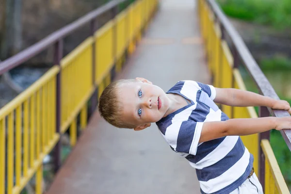 Gyönyörű fiú kék szemmel — Stock Fotó