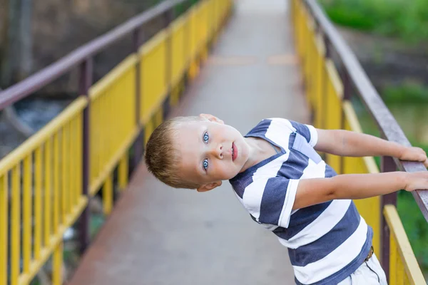 Beau garçon aux yeux bleus — Photo