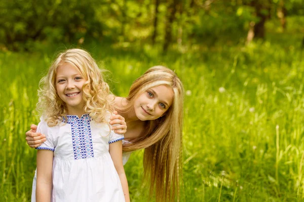 Twee jonge meisjes ontspannen op aard in de zomer — Stockfoto