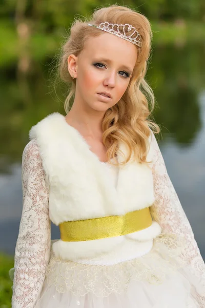 Modefoto eines jungen Mädchens in einem schönen weißen Kleid — Stockfoto