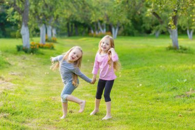 Nieumiem oynayan iki sevimli kız