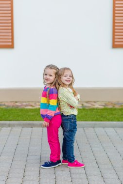 İki güzel kız bahçede poz