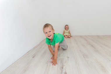 güzel erkek ve kız yere oturmak