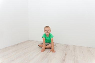 Katta oturan küçük şirin çocuk