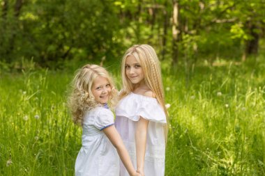 İki genç kız rahatlatıcı yaz aylarında niteliğine