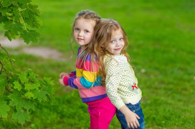 İki güzel kız bahçede poz