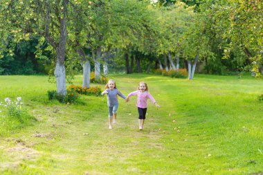 Nieumiem oynayan iki sevimli kız