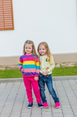 İki güzel kız bahçede poz