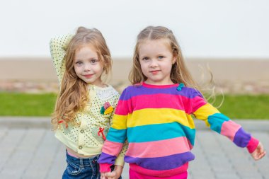 İki güzel kız bahçede poz