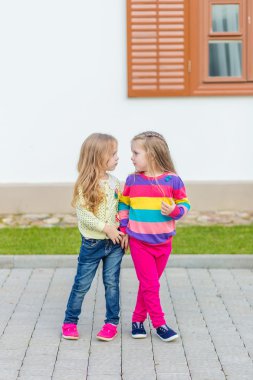 İki güzel kız bahçede poz