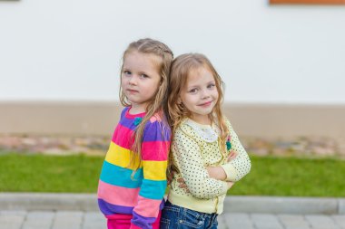 İki güzel kız bahçede poz