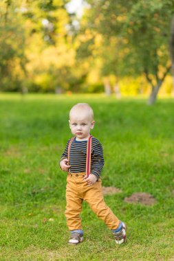 Parkta büyük mavi gözlü tatlı küçük çocuk