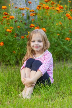 Uzun sarı saçlı sevimli bir kız portresi