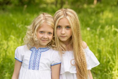 İki genç kız rahatlatıcı yaz aylarında niteliğine