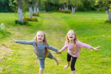 Nieumiem oynayan iki sevimli kız