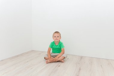 Katta oturan küçük şirin çocuk