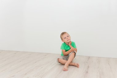 Katta oturan küçük şirin çocuk