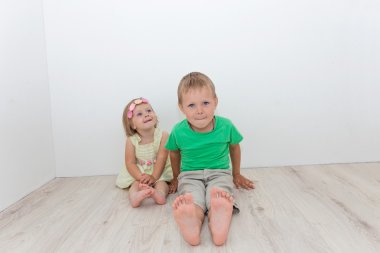 güzel erkek ve kız yere oturmak