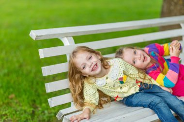 İki güzel kız bahçede poz