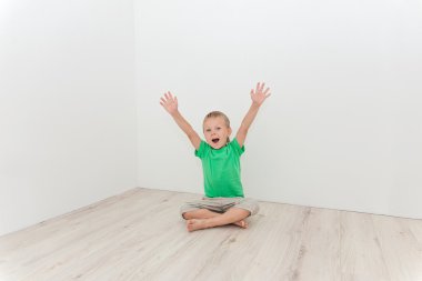 Katta oturan küçük şirin çocuk