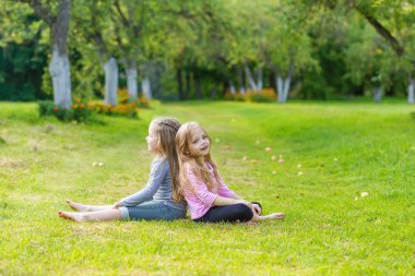 Nieumiem oynayan iki sevimli kız