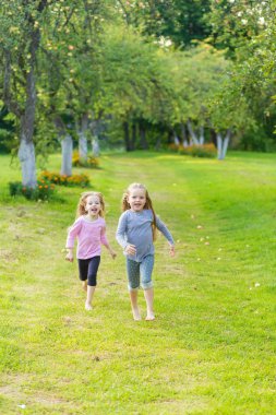 Nieumiem oynayan iki sevimli kız