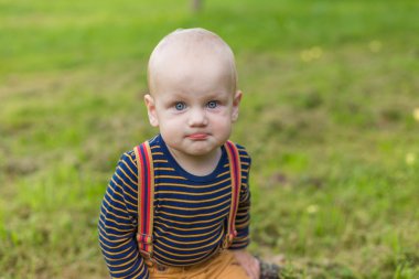 Parkta büyük mavi gözlü tatlı küçük çocuk
