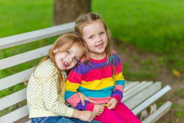 İki güzel kız bahçede poz