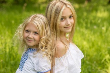 İki genç kız rahatlatıcı yaz aylarında niteliğine