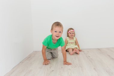 güzel erkek ve kız yere oturmak