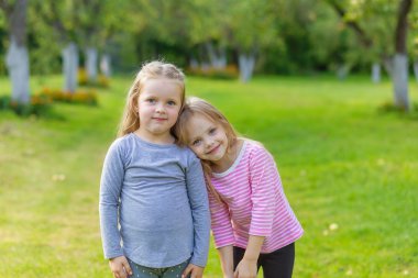 Nieumiem oynayan iki sevimli kız