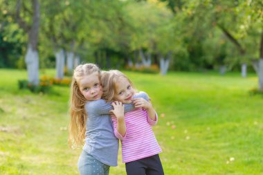 Nieumiem oynayan iki sevimli kız