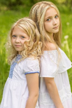 İki genç kız rahatlatıcı yaz aylarında niteliğine