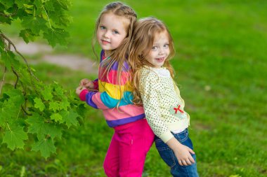 İki güzel kız bahçede poz