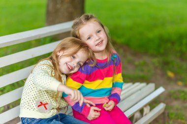 İki güzel kız bahçede poz