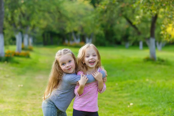 Dos chicas lindas jugando a la par — Foto de Stock