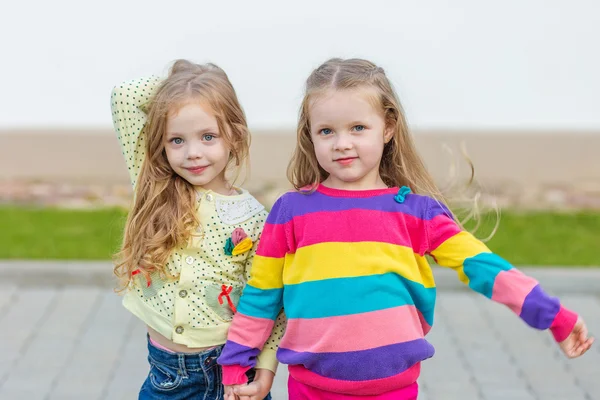 İki güzel kız bahçede poz
