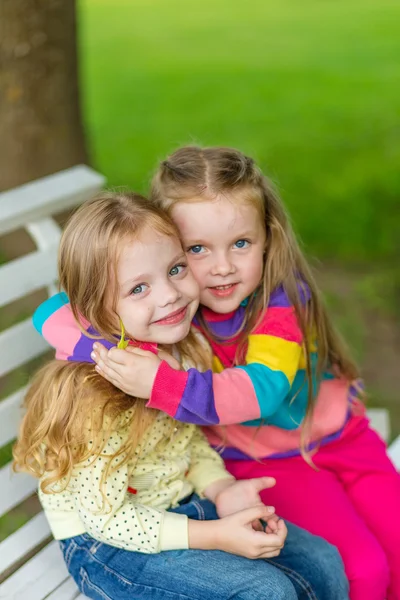 İki güzel kız bahçede poz